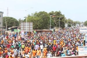 #TogoDebout, #EnAucunCas : Manif patriotique, Jour 2. Les Togolais en plus nombreux dans les rues.
