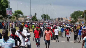 #TogoDebout, #EnAucunCas : Gargantuesque mobilisation du peuple pour le retour à la Constitution de 1992. Tirs à balles réelles sur des manifestants pacifiques à Bafilo. Plusieurs blessés graves.