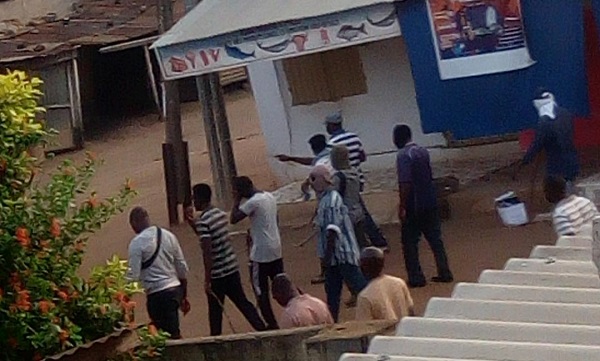Des miliciens du RPT-UNIR dans les rues d’Adéwui 18 octobre 2017