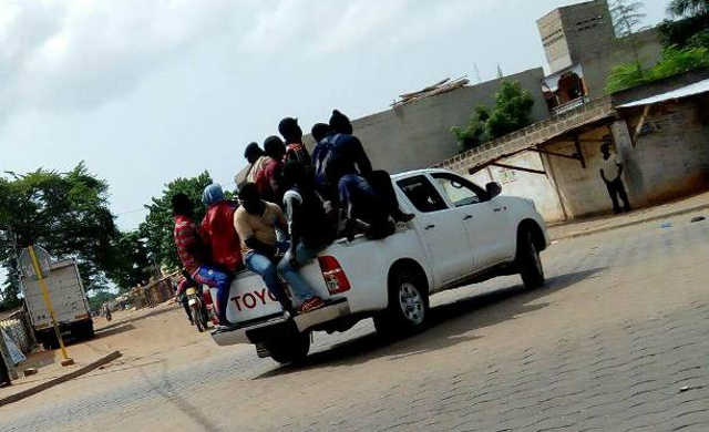 Togo, Répression des manifestations : Le Rubicon franchi, Des miliciens armés aux côtés des corps habillés !