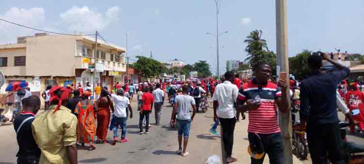 Des milliers de Togolais manifestent dans les rues ce samedi 18 Novembre contre le régime du président Faure Gnassingbé                                                                             18 novembre 2017