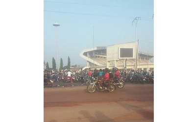 Un faux appel d’offre fait déplacer des centaines de jeunes au stade de Kégué