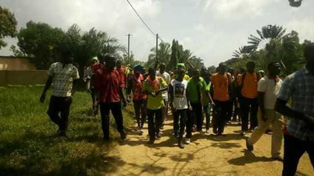 Togo, Manifs populaires patriotiques #FaureMustGo, jour 3 : Affluence record et Tirs à balles réelles sur des artistes de « Togo Debout » à Agoè. Au moins 2 blessés.