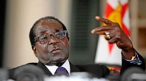 Des zimbabwéens imitent  Mugabe en train de signer sa lettre de démission[VIDEO]
