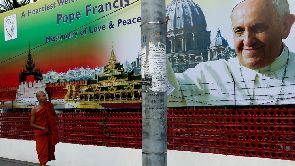 Le pape François effectue la première visite d’un souverain pontife en Birmanie