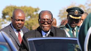 Les confidences du prêtre jésuite qui a convaincu Mugabe de démissionner