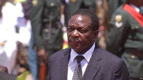 Zimbabwe: hors du pays, le vice-président limogé défie le couple Mugabe