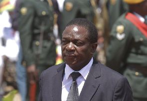 Zimbabwe: le nouveau président dissout le gouvernement Mugabe
