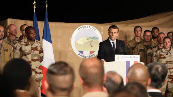 Emmanuel Macron réveillonne avec les troupes françaises au Niger