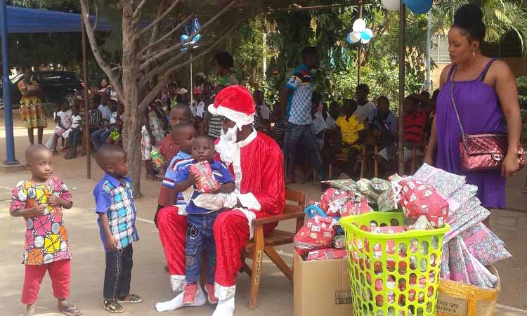 Les enfants de 'Sos villages d’Enfants' expérimentent la bonté du Père Noël