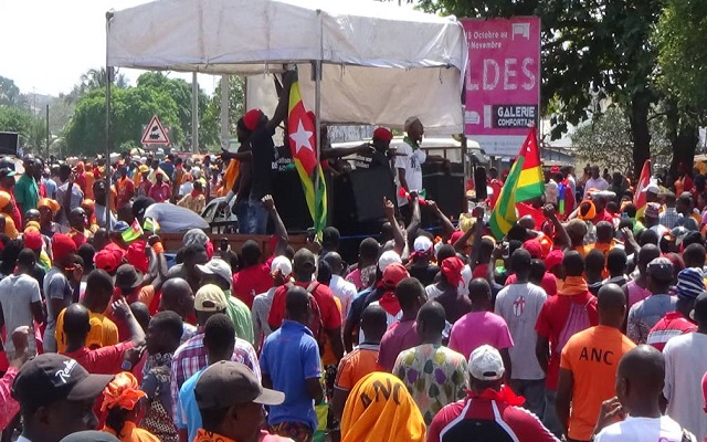 Un concert improvisé à la marche avec Togo Debout
