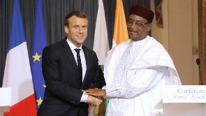 Au Niger, Emmanuel Macron veut des ‘victoires claires contre les terroristes’