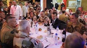 Emmanuel Macron réveillonne avec les troupes françaises au Niger