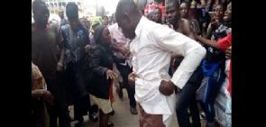 Ghana: deux pasteurs s’échangent des coups de poings pour des offrandes [Photos]