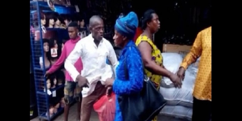 Ghana: deux pasteurs s’échangent des coups de poings pour des offrandes [Photos]
