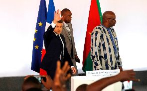 Quand Macron refuse de tenir la main du Président burkinabè [VIDEO]