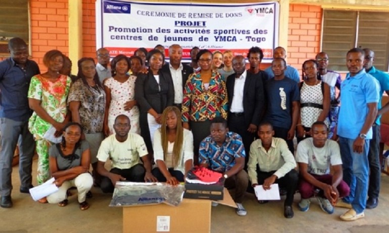 Allianz Togo fait don d’équipements sportifs aux jeunes des centres YMCA