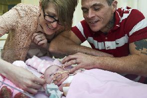 Un bébé né avec le cœur hors de sa poitrine survit miraculeusement