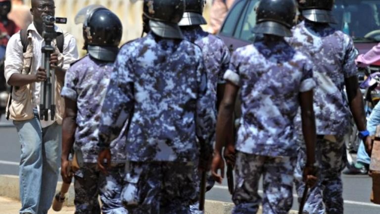 Togo/ Des forces de l’ordre brutalisent un jeune homme à cause de son téléphone portable