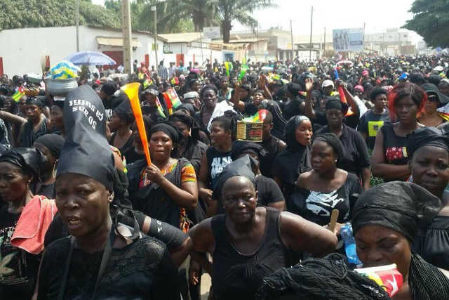 Les Togolaises debout contre le règne de l’imposture, du cynisme et du crime : Historique claque des femmes à Faure Gnassingbé le 20 janvier 2018 !