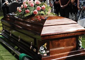 Officiellement décédée, elle tente pendant onze jours de sortir de son cercueil