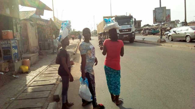 Togo : L’achat des consciences continue au parti pourri du RPT-UNIR. Des sacs de riz « Faure » distribués à agoenyivé vendredi