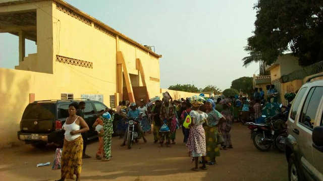 Togo : L’achat des consciences continue au parti pourri du RPT-UNIR. Des sacs de riz « Faure » distribués à agoenyivé vendredi
