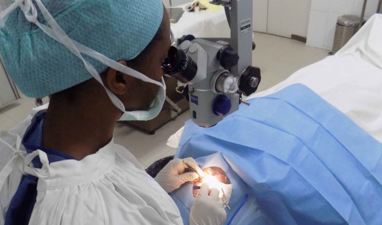 Des chirurgies de la cataracte et des lunettes aux enfants togolais grâce à la BID