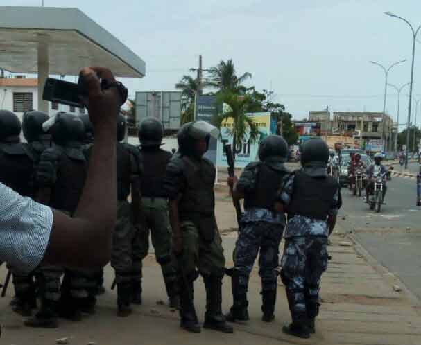 Togo : Tirs de gaz lacrymogènes, agression et destruction de l’appareil d’un journaliste                                                                             25 avril 2018
