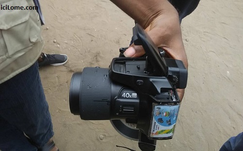 Vidéo/Les forces de l’ordre tentent de retirer le matériel d’un journaliste