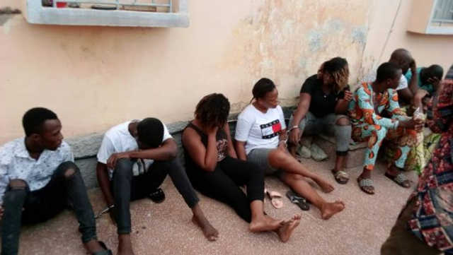 Togo, Faits divers : Macabres découvertes chez un féticheur à Ahépé. Deux « Gay-men » béninois lynchés à Kpogan et 13 extradés au Bénin