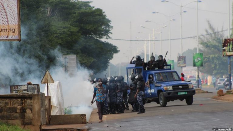 Lomé: Les bruits de grenades lacrymogènes en fond sonore du Sommet de la CEDEAO