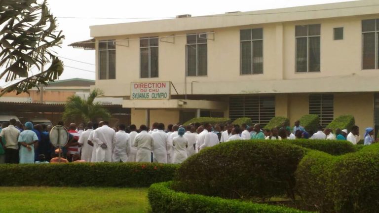 Manifestation spontané des agents de la santé devant leur ministère de tutelle ce mardi