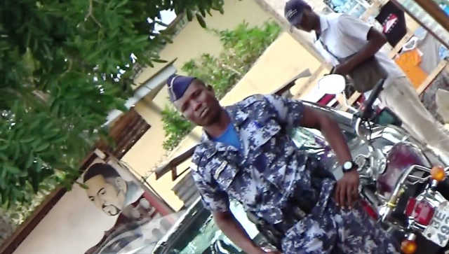 Togo : Ce policier inculte zélé menace des journalistes dans l’exercice de leur profession à la suite de l’arrestation des responsables du FCTD