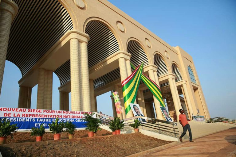 Togo / « Se faire construire un parlement après 50 ans d’indépendance ? », s’interroge un député