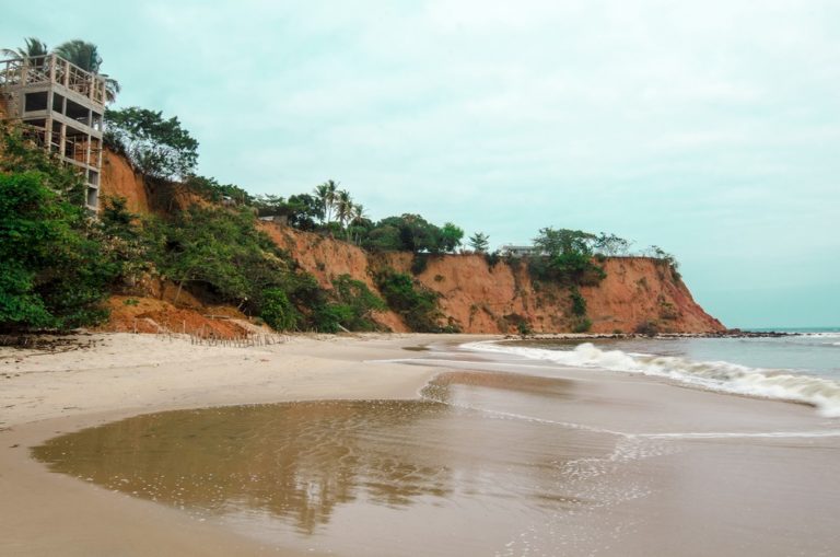 Érosion côtière au Togo / Les flots de l’océan ont emporté des habitations à Avepozo