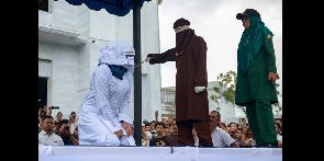 Indonésie: des couples non mariés et des ‘prostituées’ fouettés publiquement