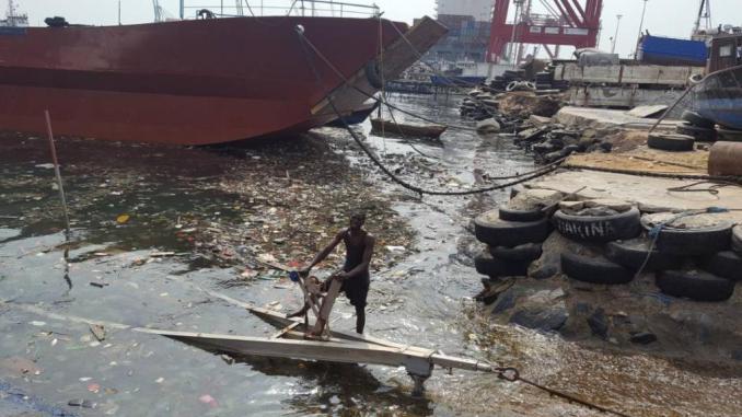 Togo: lassés d’attendre, des pêcheurs  nettoient le Port rempli de plastiques