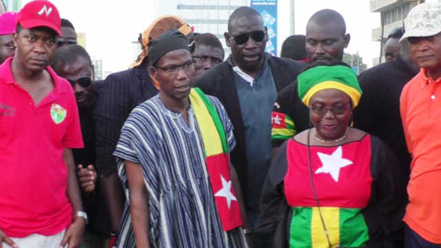 Révolution Togolaise, Le Tour De Garde : Sortir du Guet-Apens