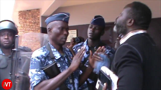 Togo, Grève de la faim de Habia : Un gendarme inculte se ridiculise devant l’Ambassade du Ghana