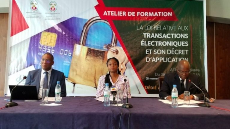 La ministre Cina Lawson lance à Lomé deux ateliers de formation sur la Loi relative aux transactions électroniques