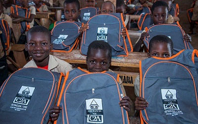 GTAC2A Vie offre des kits scolaires aux élèves des EPP Centre d’Anfoin et Solidarité de Mango
