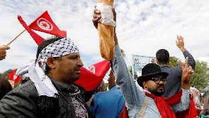 Tunisie: les fonctionnaires battent le pavé pour l’augmentation des salaires