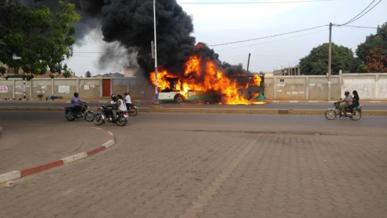Un bus Sotral prend feu sur les pavés de Djidjolé