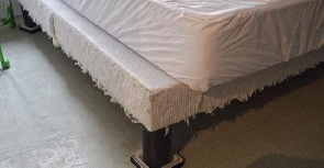 France: elle retrouve le cambrioleur endormi dans le lit de son fils