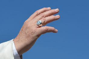 Pourquoi le pape ne laisse-t-il pas embrasser son anneau pontifical??