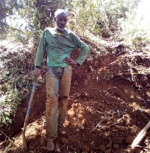 Kenya: Il creuse une route à mains nues pour les villageois (photos)