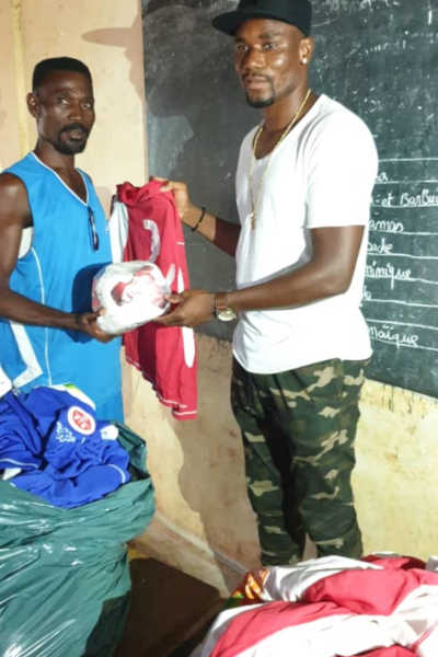 Togo : L’ex-international togolais Kossi Agassa offre du matériel sportif au Centre de foot Liberté