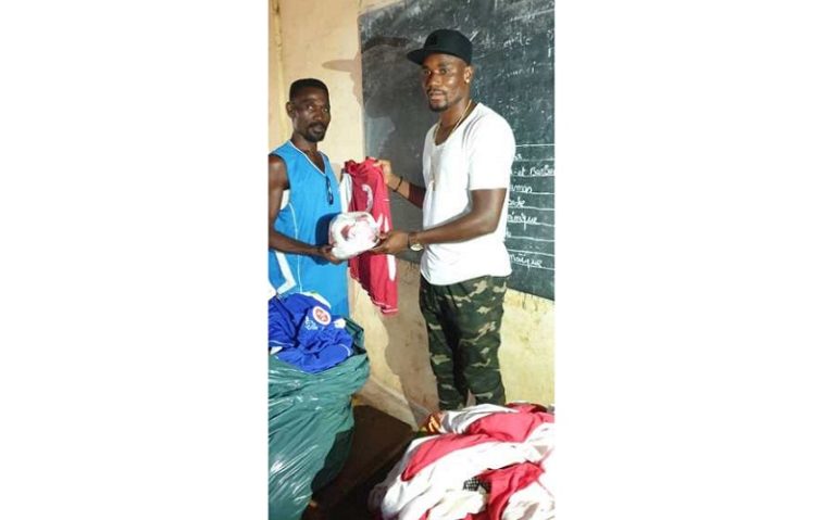 L’ex-international togolais Kossi Agassa offre du matériel sportif au Centre de foot Liberté