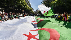 Algérie : appel au ‘dialogue’ avant un seizième vendredi de manifestations